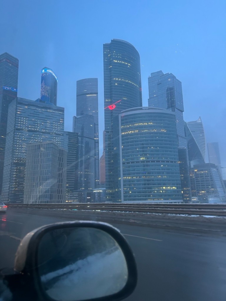 Driving to a Moscow meeting — The fresh air of the foggy capital, Moscow City in the window and the horizons of new SEO projects — the best motivation for the road
